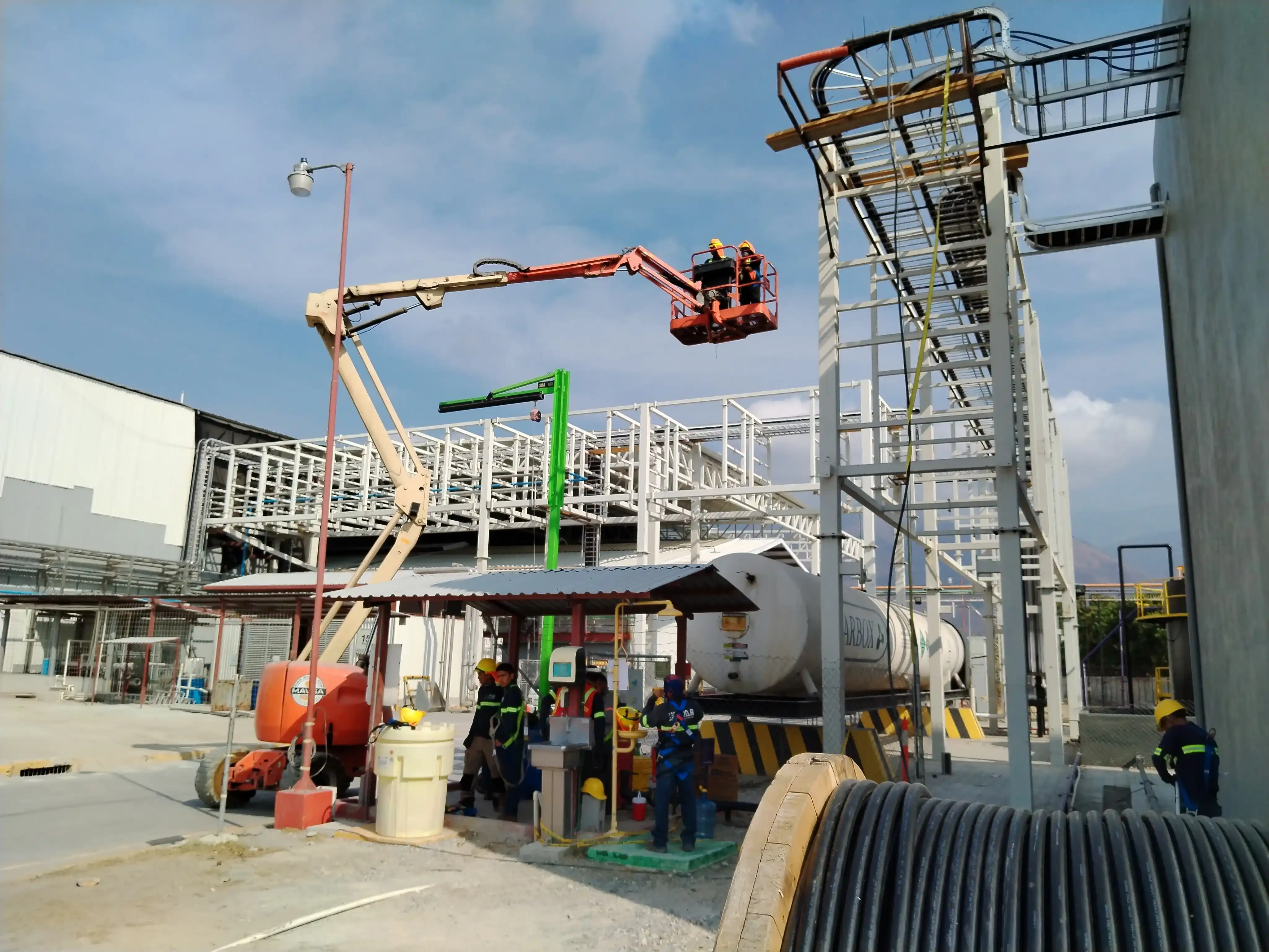Alimentador principal de subestación eléctrica a cuarto eléctrico de sala de jarabes.